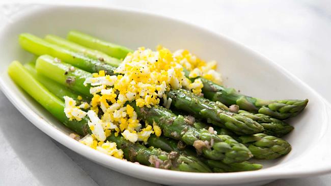 Asparagi con salsa mimosa Asparagi e salsa mimosa con uova sode