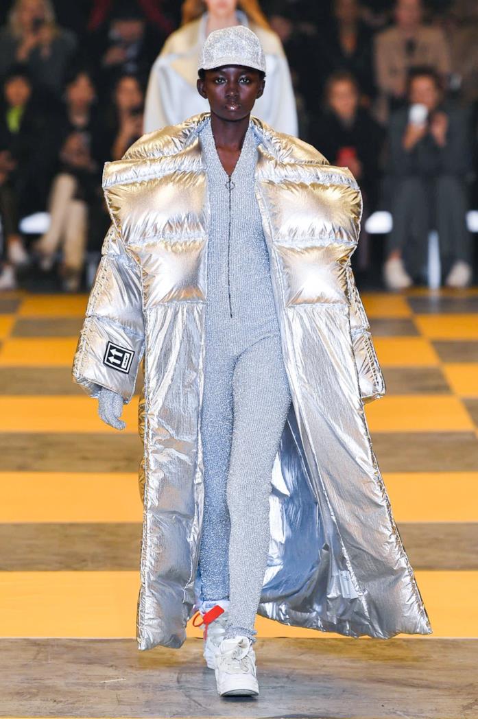 Off-white Un look della sfilata Off-white