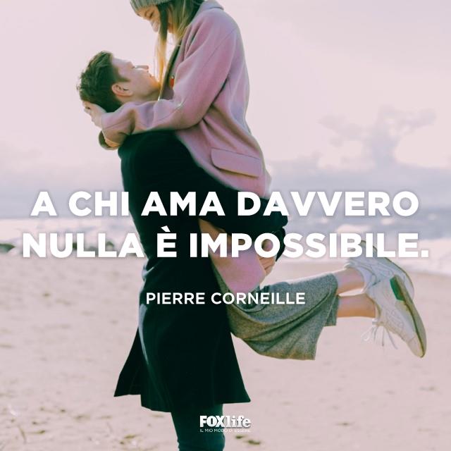 Citazione Corneille Uomo e donna si guardano negli occhi con amore