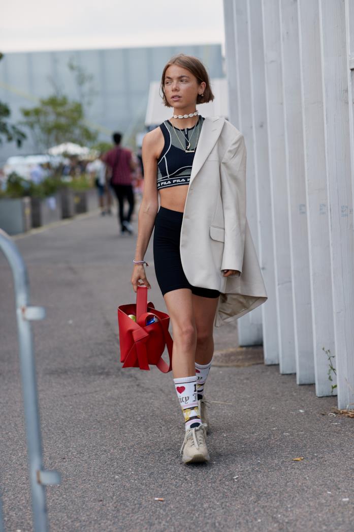 Blazer over size Blazer su gonna corta e top in abbinamento con sneakers