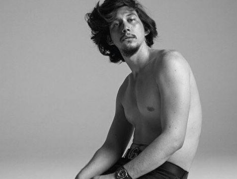 Adam Driver parla della scena senza maglietta in Star Wars - Gli Ultimi Jedi Adam Driver in un servizio fotografico