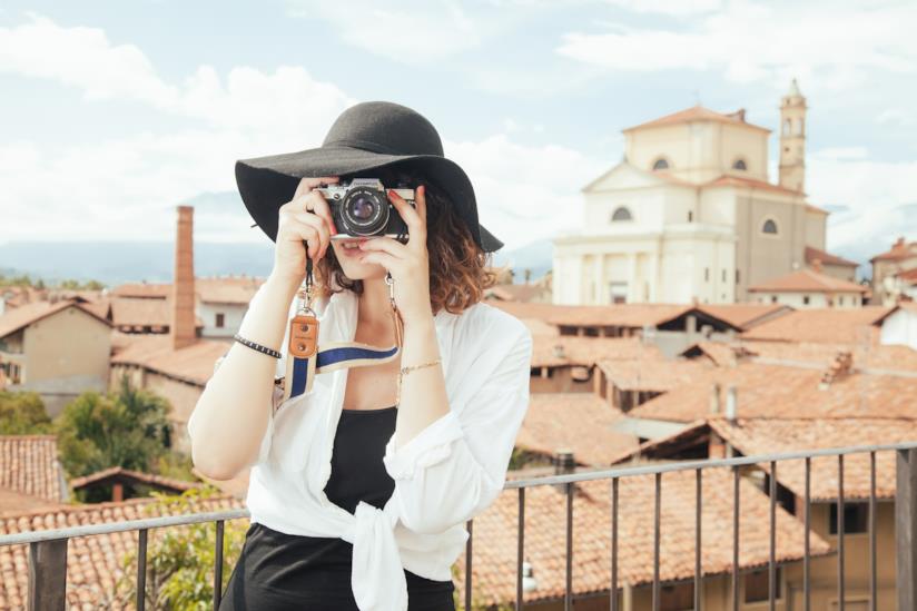 Meteo del weekend 13-14 luglio: consigli su cosa fare Donna turista