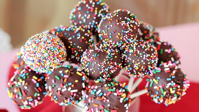 Cake pop alla Nutella Cake pop alla Nutella con confettini colorati