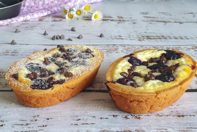 Pasticcini al cheesecake Due dolcetti con frutta e cioccolato