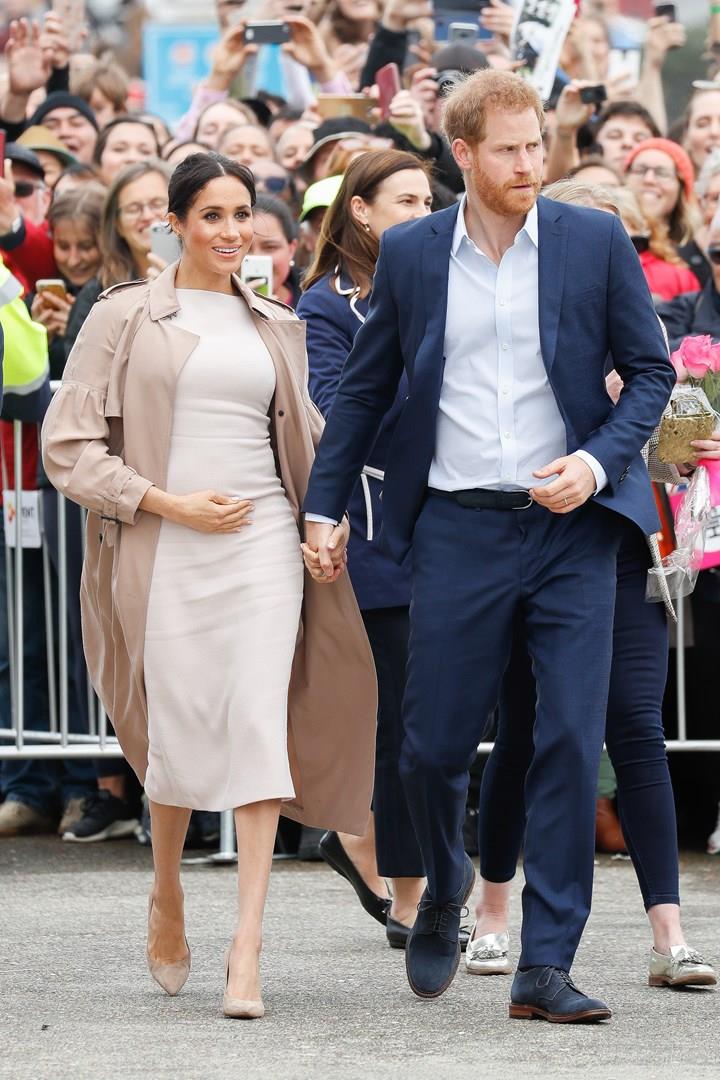 Meghan Markle con il principe Harry Meghan Markle accarezza il pancione al fianco del principe Harry