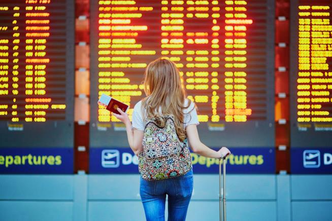 Volo aereo in ritardo o cancellato Il tabellone di un aeroporto con arrivi e partenze