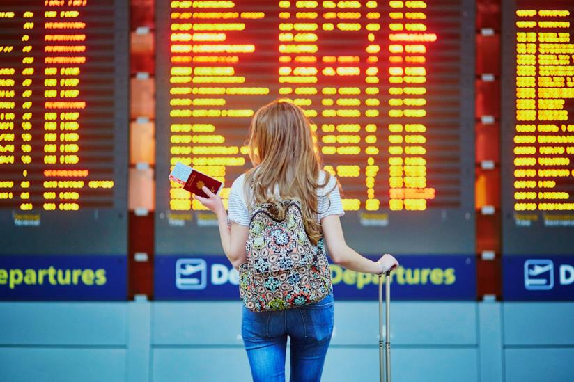 Volo aereo in ritardo o cancellato Il tabellone di un aeroporto con arrivi e partenze