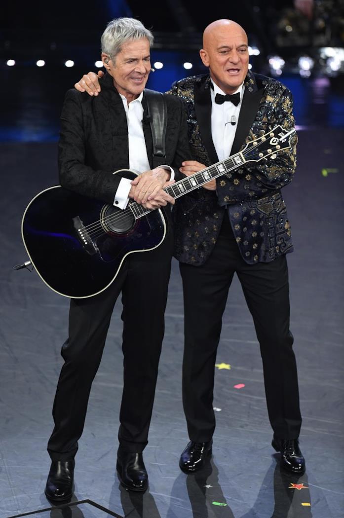 Claudio Baglioni con la giacca bolero Claudio Baglioni sfoggia una giacca bolero
