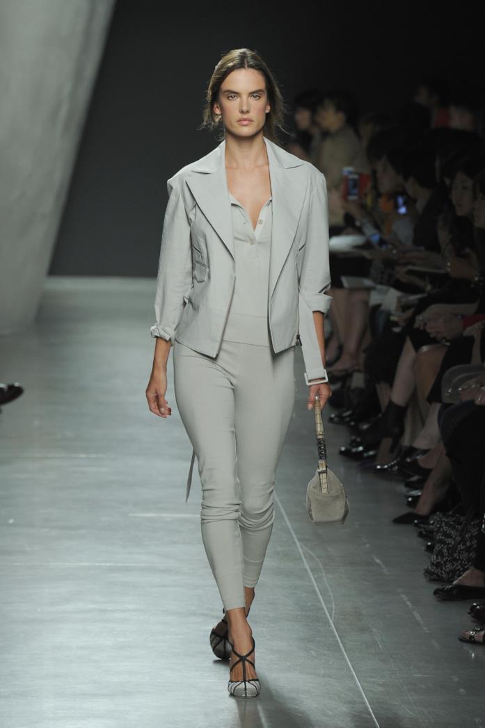 Alessandra Ambrosio da Bottega Veneta Alessandra Ambrosio sulla passerella di Bottega Veneta