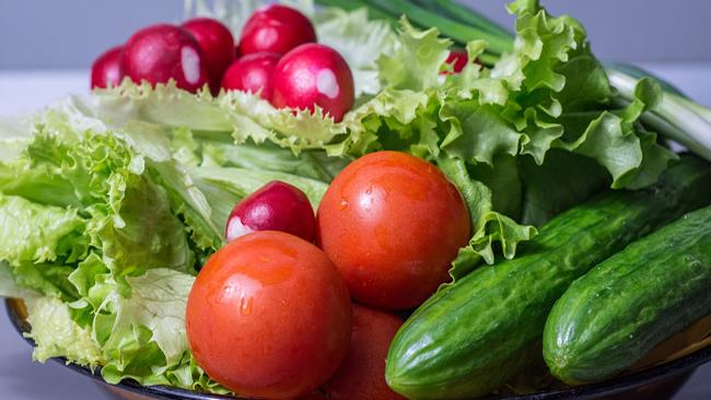 Verdure di stagione a luglio: le proprietà di ravanelli, pomodori e cetrioli Verdure di stagione a luglio