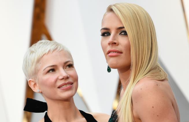 Busy Philipps vicina a Michelle Williams Busy Philipps e Michelle Williams a un evento