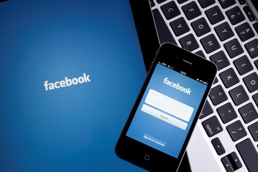 Facebook sperimenta il tasto non mi piace Smartphone con la schermata Facebook