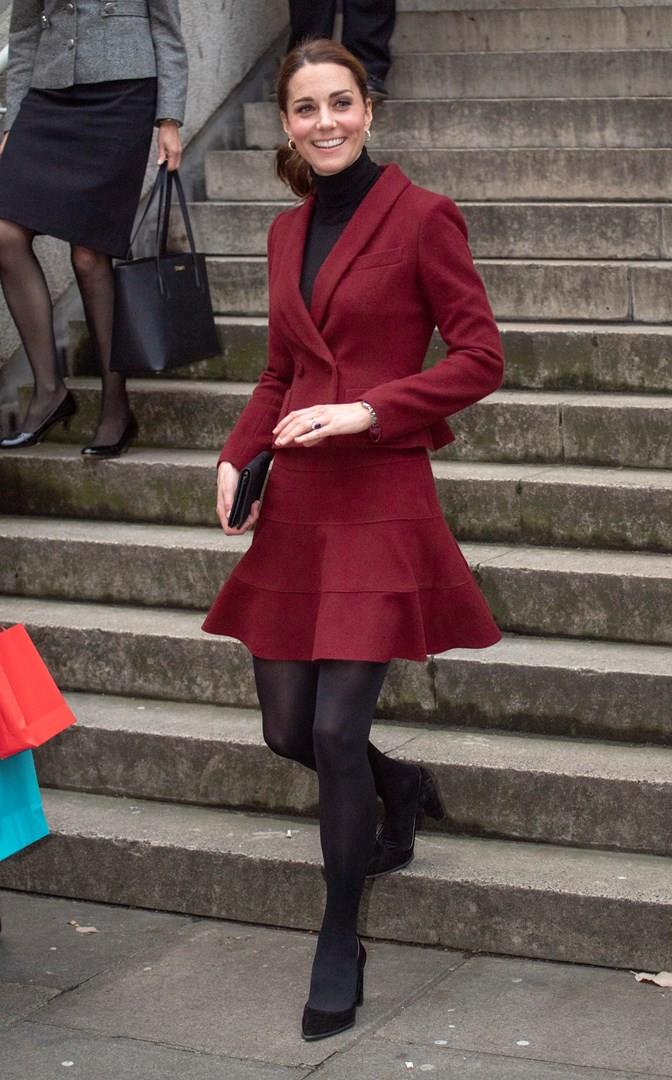 I look in burgundy di Kate Middleton e Meghan Markle Kate Middleton a figura intera