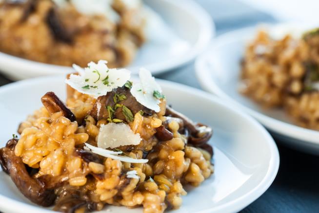 La ricetta del risotto ai funghi porcini con scaglie di parmigiano e cerfoglio Risotto ai porcini con parmigiano e cerfoglio