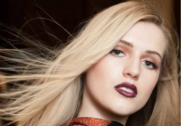 Capelli lunghi Ragazza con Capelli lunghi