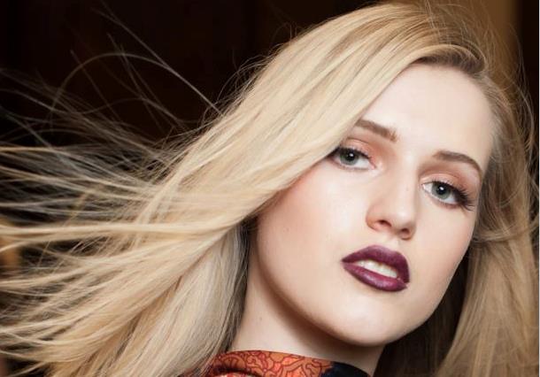 Capelli lunghi Ragazza con Capelli lunghi