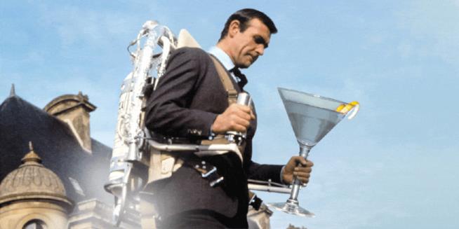 Un fotomontaggio di James Bond con un bicchiere gigante di Martini James Bond con un bicchiere gigante di Martini