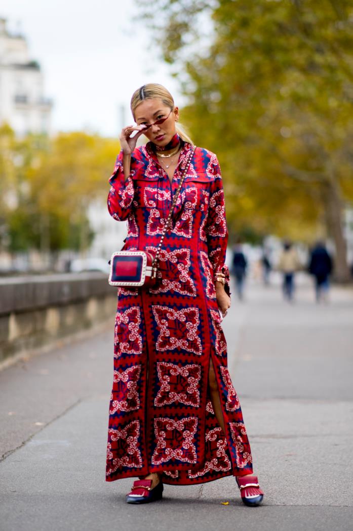 Street Fashion Parigi Primavera/Estate 2019 Outfit con vestito a stampa tropicale dallo Street Fashion Parigi Primavera/Estate 2019