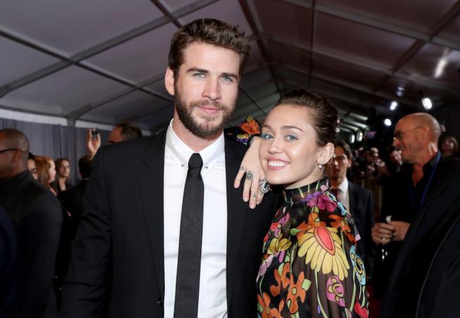 Miley Cyrus e Liam Hemsworth sul red carpet di Thor: Ragnarok Primo piano di Miley Cyrus e Liam Hemsworth
