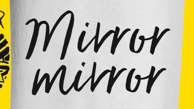 Recensione di Mirror Mirror di Cara Delevingne La scritta Mirror Mirror del romanzo di Cara Delevingne