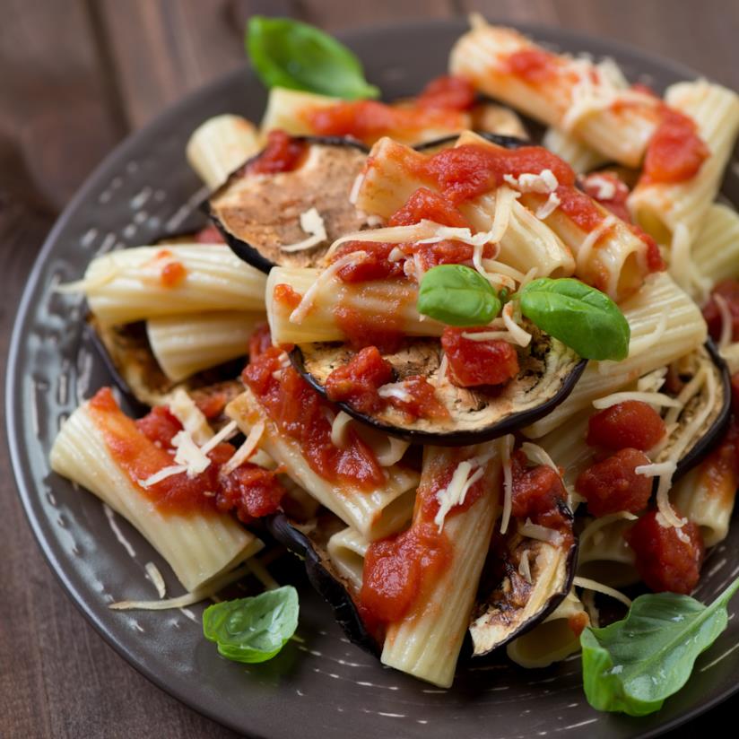 Ricetta dei rigatoni alle melanzane con basilico e scaglie di ricotta salata Rigatoni alle melanzane, basilico e ricotta salata