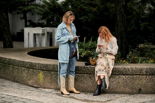 Texani e jeans Texani alti con jeans infilati dentro