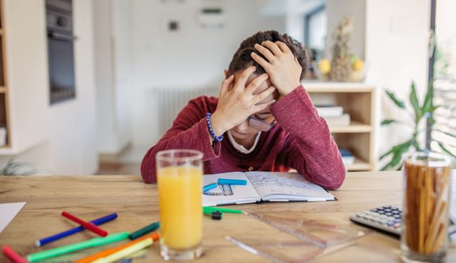 Ansia da ritorno a scuola: i suggerimenti per supportare e aiutare i bambini Ansia da scuola: bambino in difficoltà