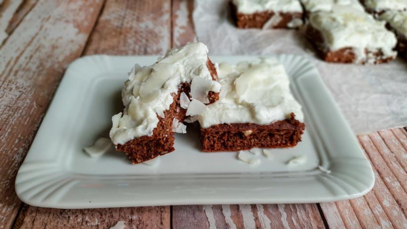 Brownie al cocco Dolce al cacao e crema bianca