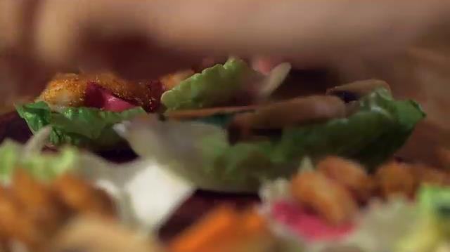 Cestini di lattuga e maionese vegana, di Giallo Zafferano, con verdure e gamberetti fritti Cestini di lattuga e maionese vegana