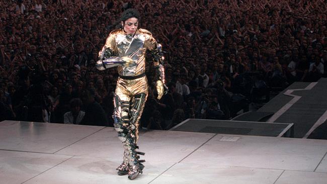 Dance Dance Dance: il mitico moonwalk di Michael Jackson Michael Jackson