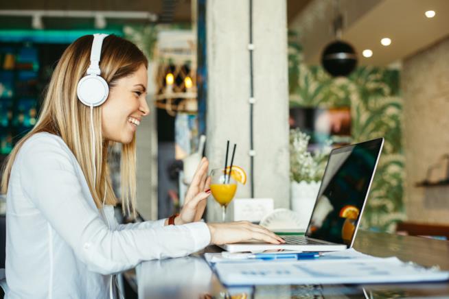 Flirtare sul web Ragazza seduta al computer che chatta