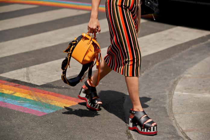 Mini bag gialla Outfit composto mini bag gialla dallo Street Style di Parigi 2019