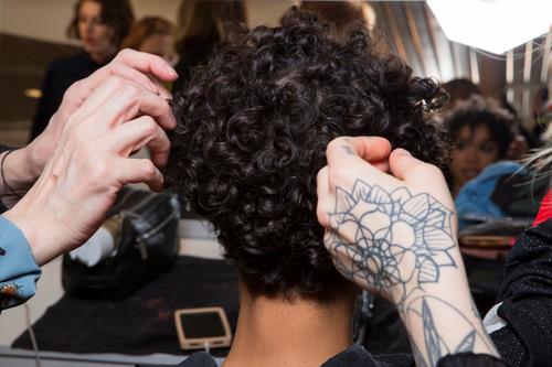 Capelli castani corti Capelli castani ricci