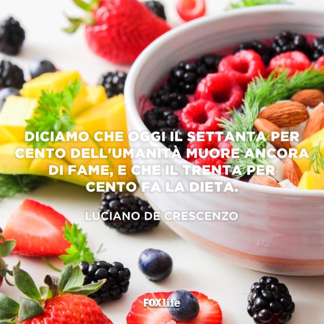 Frase sul cibo luciano de crescenzo Ciotola con frutta secca, lamponi e more