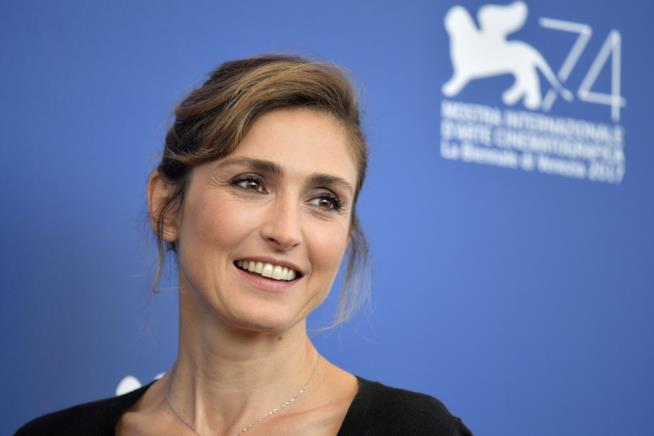 La compagna di François Hollande, Julie Gayet, produttrice a Venezia 74 Julie Gayet a Venezia 74