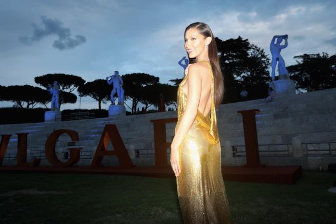 Bella Hadid indossa un abito dorato di Versace La modella Bella Hadid con un vestito oro