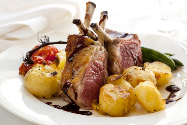 Agnello al forno con le patate aromatizzato al rosmarino e timo Agnello al forno con le patate