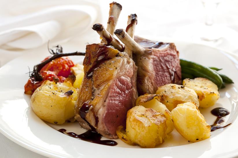 Agnello al forno con le patate aromatizzato al rosmarino e timo Agnello al forno con le patate