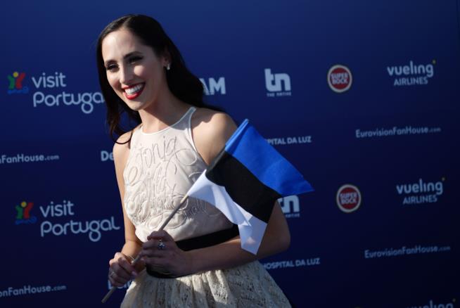 Elina Nechayeva gareggerà per l'Estonia Elina Nechayeva sorride, vestita di bianco, con in mano la bandiera estone