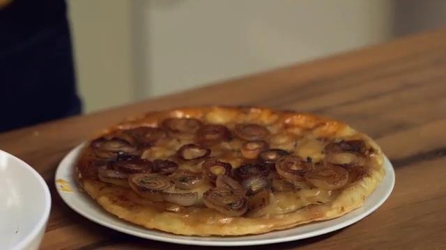 Tatin salata con pasta brisé, cipolline caramellate e erbe aromatiche: la ricetta di Giallozafferano Tatin salata con cipolline caramellate