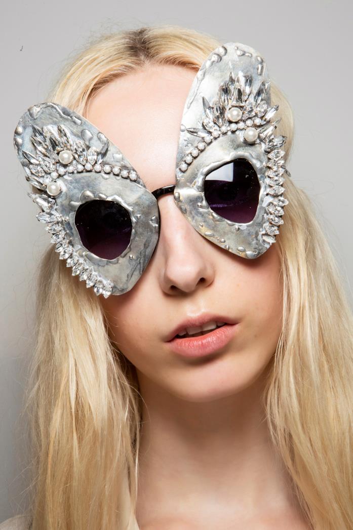 Bora Aksu London Fashion Week 2019 2020 Gli occhiali Night Owl di Watchmen firmati Bora Aksu London Fashion Week 2019