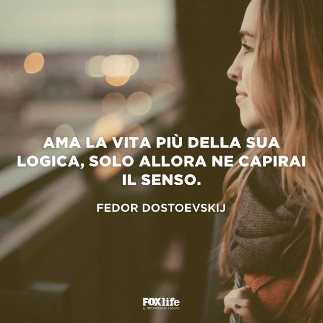 Ama la vita Ragazza guarda fuori la finestra