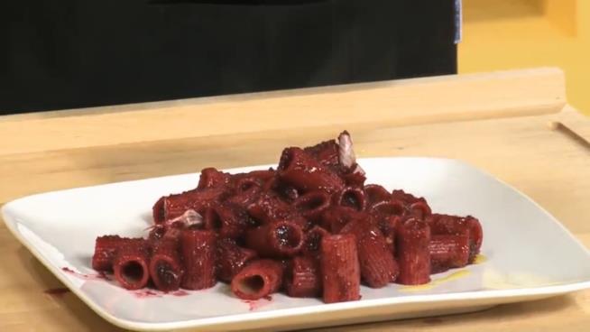 Tutte le proprietà della barbabietola, in cucina e nella bellezza Pasta integrale con polpa di barbabietola, aglio e peperoncino