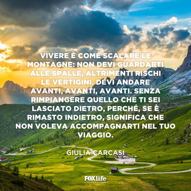 Frase sulla montagna di Giulia Carcasi Panorama di montagna con una vallata