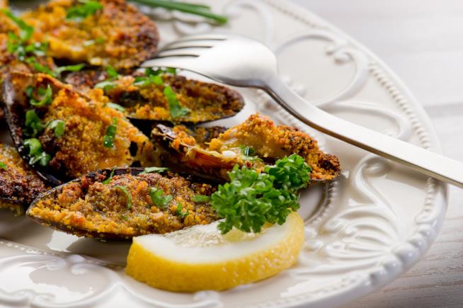 Cozze gratinate al forno con pane croccante Cozze gratinate