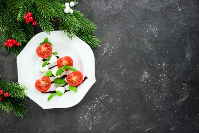 Le ricette degli antipasti di Natale Insalata caprese a forma di albero di Natale