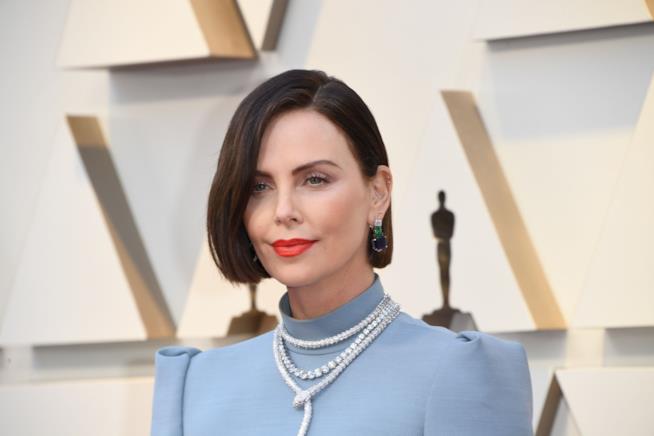Charlize Theron racconta del coming out del figlio e dell'omicidio del padre Charlize Theron
