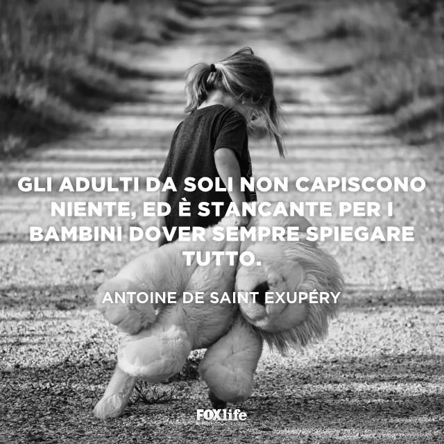 Frase sui bambini Bambina trascina un leone di peluche