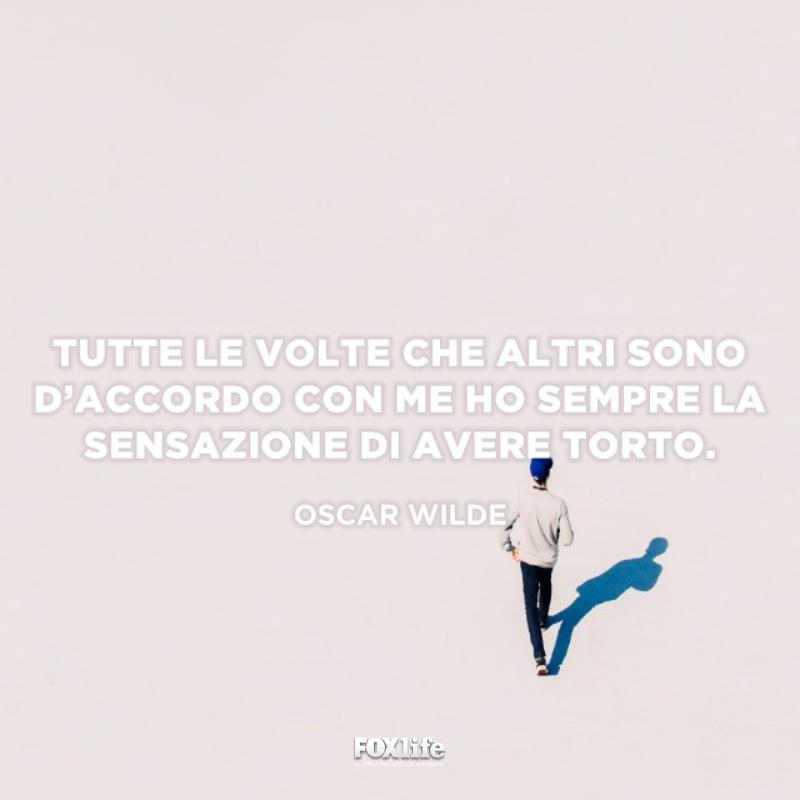 Frase torto Uomo cammina solo