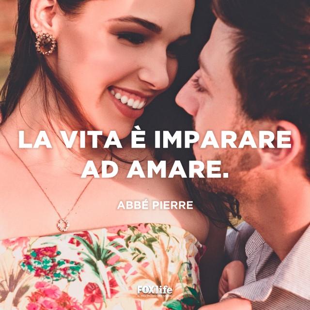 Frase Pierre Coppia sorride abbraciata guardandosi negli occhi